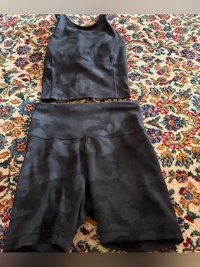 Black Camo Athletic Crop Top (Sz 4) & High-Waist Biker Shorts (Sz6) Set